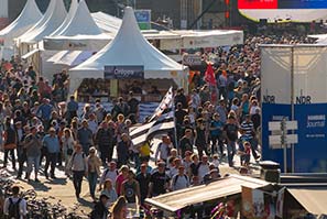 Besuchermenge mit Ständen beim Hamburger Hafengeburtstag